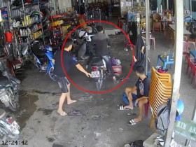 Clip: Thử xe máy như phim hành động, thanh niên lao thẳng vào trong nhà