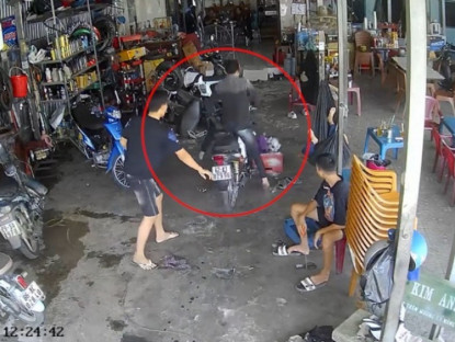 Giao thông - Clip: Thử xe máy như phim hành động, thanh niên lao thẳng vào trong nhà