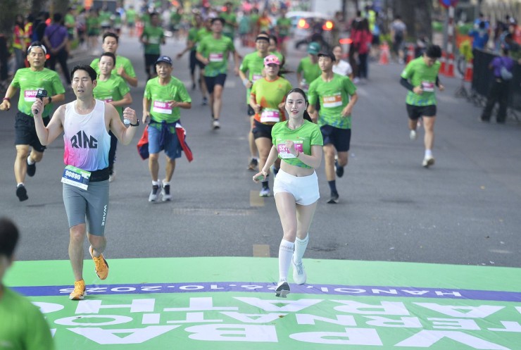 Hot girl Trang Lê, Hà Kim "thắp sáng" đường chạy marathon đêm tại Hà Nội - 1