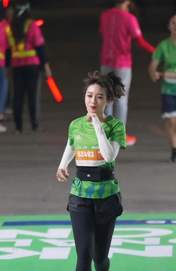 Hot girl Trang Lê, Hà Kim "thắp sáng" đường chạy marathon đêm tại Hà Nội - 3
