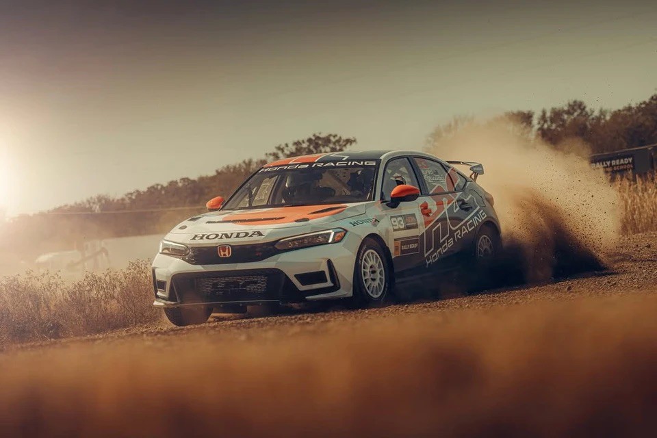 Honda nâng cấp xe Civic Type R để chạy các giải Rally - 1