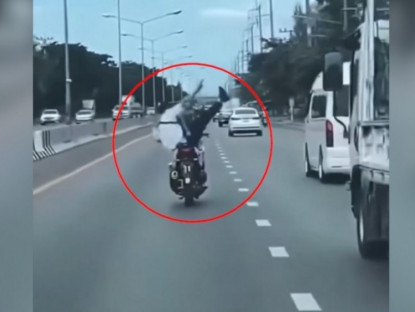 Giao thông - Clip: Thanh niên định &quot;biểu diễn xiếc&quot; trên xe máy và cái kết tê tái