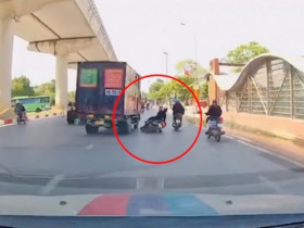 Clip: Vừa lái xe vừa nói chuyện, người phụ nữ ngã sõng soài giữa đường