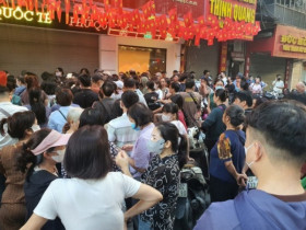 “Vàng cháy hàng”, nhiều người lấn sân mua hàng cân bạc lúc giá đỉnh, giờ đứng ngồi không yên