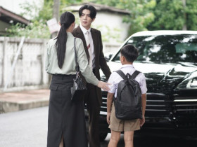 Gặp lại vợ cũ khi đi đón con tan học, thấy cô ấy tháo khăn quàng cổ xuống, tôi bật cười