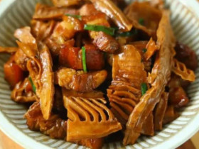 Thịt ba chỉ kho măng khô, món dân dã mà