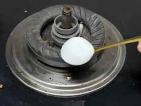 Rắc muối lên bếp gas có tác dụng rất mạnh, giải quyết ngay rắc rối nhiều gia đình gặp phải