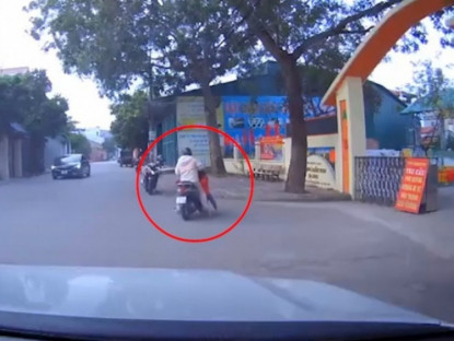 Giao thông - Clip: Bé vô tình vặn ga, mẹ bị hất văng khi xe lao thẳng vào gốc cây