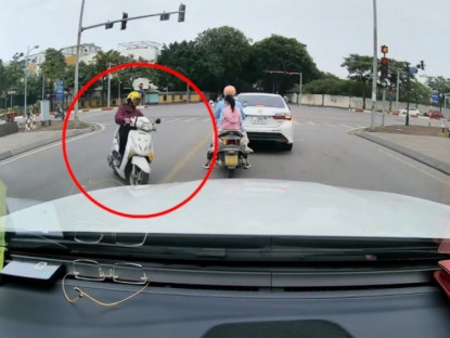 Giao thông - Clip: Pha “né đèn đỏ” của Ninja như phim hành động khiến ai cũng ngỡ ngàng