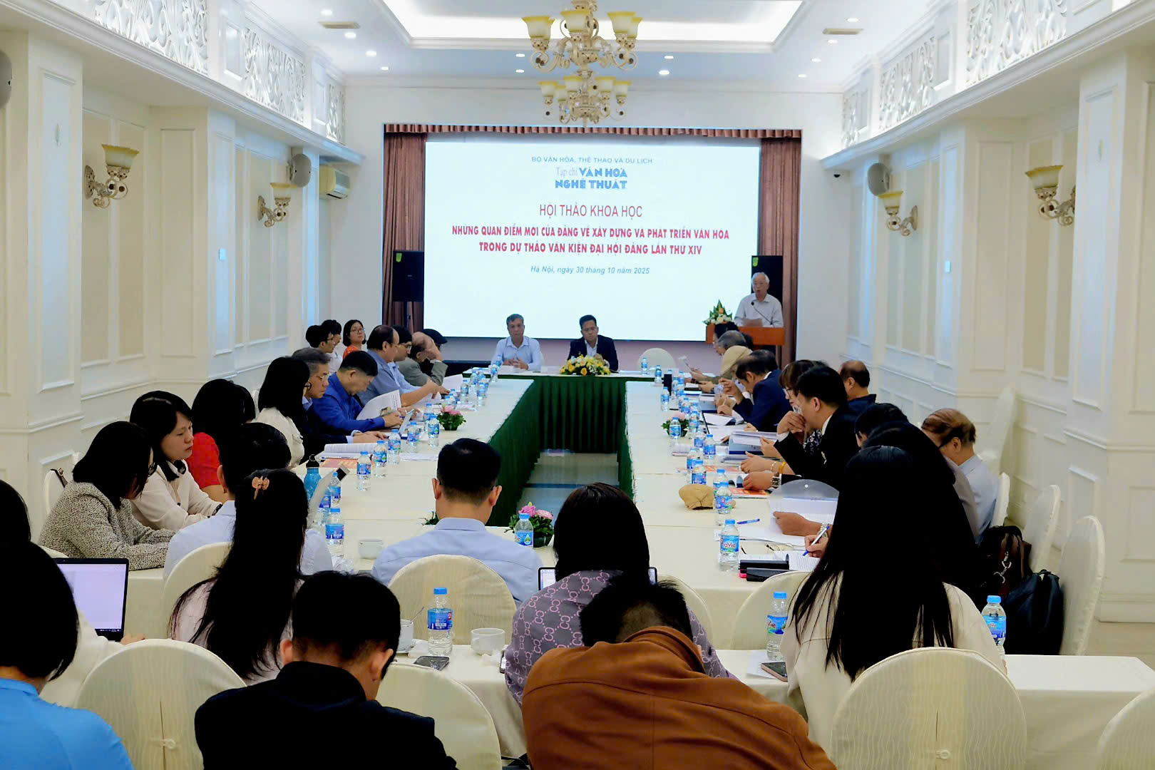 Phân tích, làm rõ những quan điểm mới của Đảng về xây dựng và phát triển văn hóa, con người Việt Nam - 1