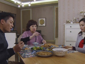 Bố vợ mất, tôi đón mẹ vợ đến ở cùng nhưng thấy bàn trà trong phòng khách mà tôi bất an