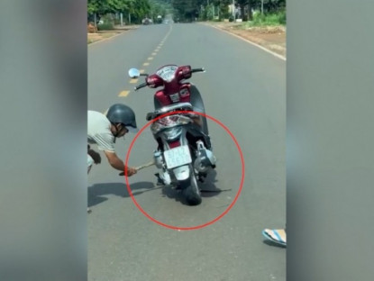 Giao thông - Clip: Hú vía người đàn ông dừng xe máy giữa đường để bắt rắn bò quanh gầm xe