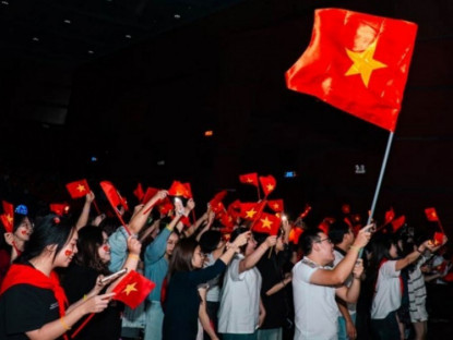Giải trí - Hàng ngàn bạn trẻ đứng hát, vẫy cờ đỏ sao vàng xem Tổ Quốc trong tim