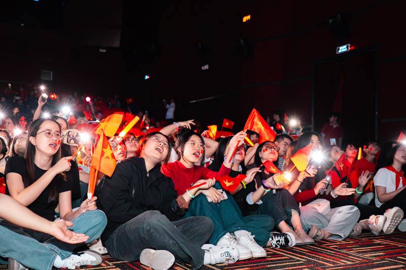 Hàng ngàn bạn trẻ đứng hát, vẫy cờ đỏ sao vàng xem Tổ Quốc trong tim - 2