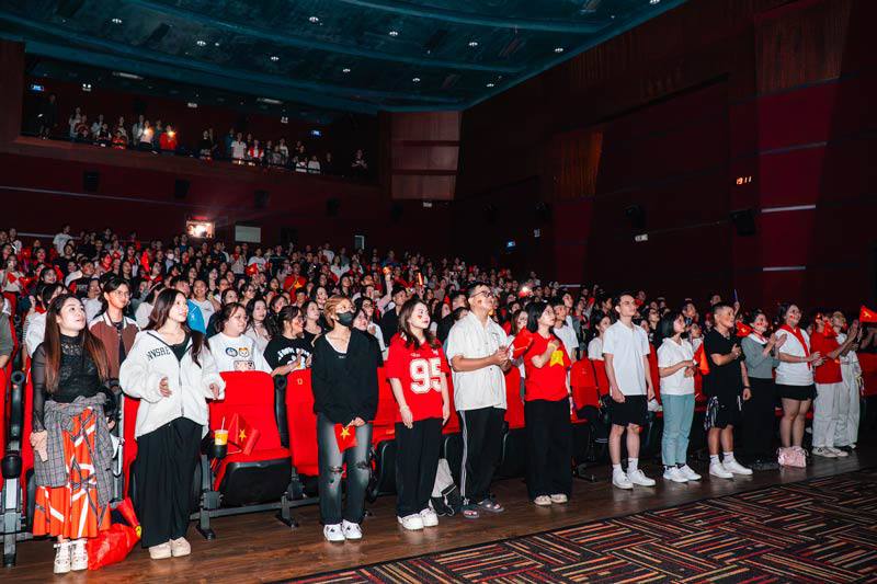 Hàng ngàn bạn trẻ đứng hát, vẫy cờ đỏ sao vàng xem Tổ Quốc trong tim - 1