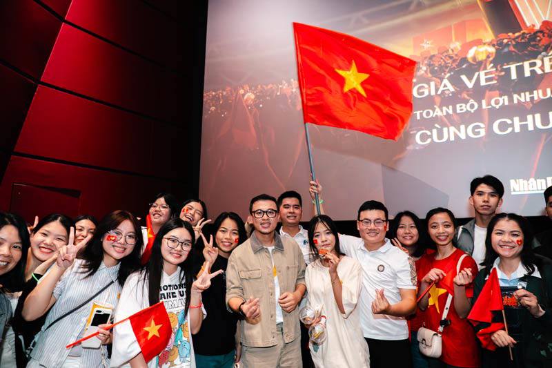 Hàng ngàn bạn trẻ đứng hát, vẫy cờ đỏ sao vàng xem Tổ Quốc trong tim - 3