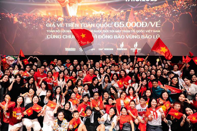 Hàng ngàn bạn trẻ đứng hát, vẫy cờ đỏ sao vàng xem Tổ Quốc trong tim - 4
