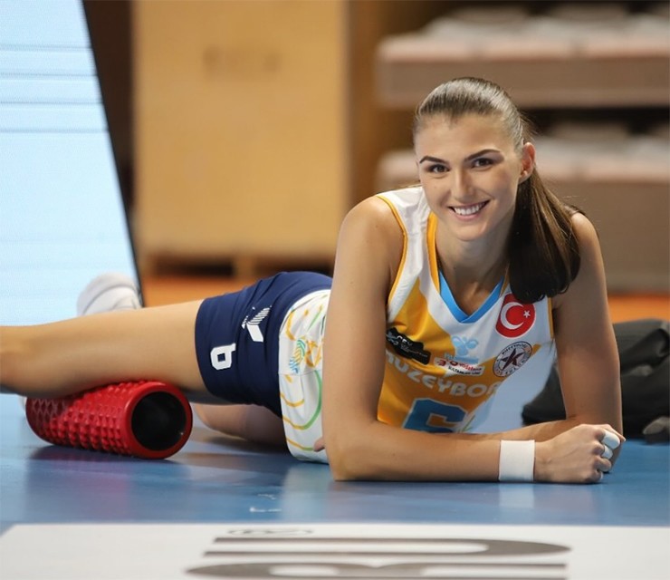 Đội Thanh Thúy gây sốc ở bóng chuyền Nhật Bản, Tú Linh khoe vai trần quyến rũ - 2