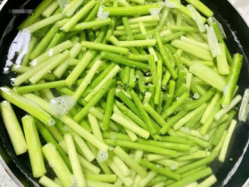 Dù bận đến mấy cũng phải chần 5 loại rau này trước khi xào, nếu lười sẽ ảnh hưởng tới sức khỏe
