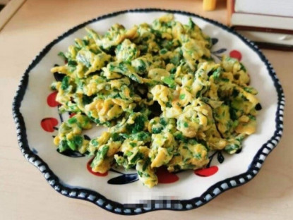 Gia đình - Hết hành lá, đem xào trứng với rau này ai ngờ cả nhà ăn hết sạch còn đòi nấu thêm