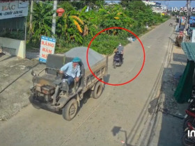 Clip: Đi đường “đầu để trên mây”, người đi xe máy lao thẳng vào đuôi công nông
