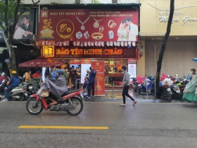 Giá vàng chiều 3/11: Sáng giảm chiều tăng, cảnh tượng ở phố vàng Hà Nội khiến nhiều người ngỡ ngàng