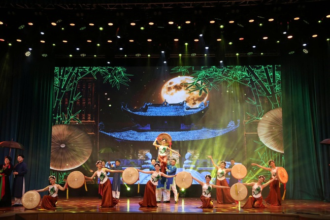 Tôn vinh những đóng góp trong công tác bảo tồn và phát huy giá trị nghệ thuật Chèo - 1