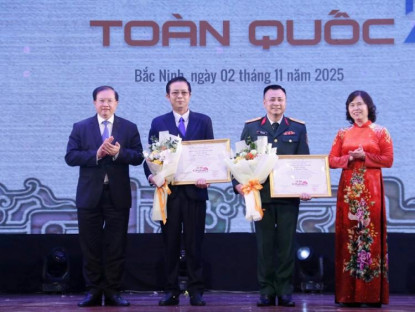 Tin Tức - Tôn vinh những đóng góp trong công tác bảo tồn và phát huy giá trị nghệ thuật Chèo