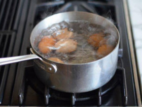 Đừng đổ nước luộc trứng mà phí, giữ lại dùng theo 4 cách này rất thông minh, lợi trăm đường