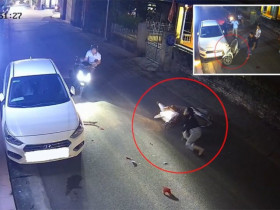 Clip: Ninja lao thẳng vào ô tô vì nhìn điện thoại & pha giúp đỡ dở khóc dở cười