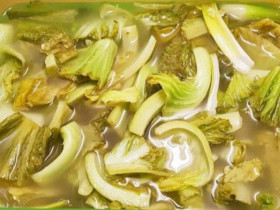 Muối dưa cải đừng chỉ cho muối, thêm một bước này dưa nhanh ăn được, vàng giòn lại không khú