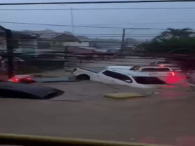 Bão Kalmaegi gió giật 205 km/h càn quét Philippines, ô tô bị nước cuốn như đồ chơi trên phố