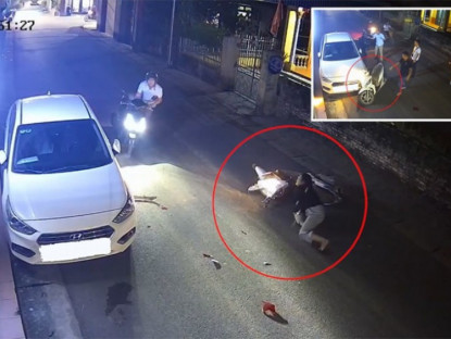 Giao thông - Clip: Ninja lao thẳng vào ô tô vì nhìn điện thoại &amp; pha giúp đỡ dở khóc dở cười