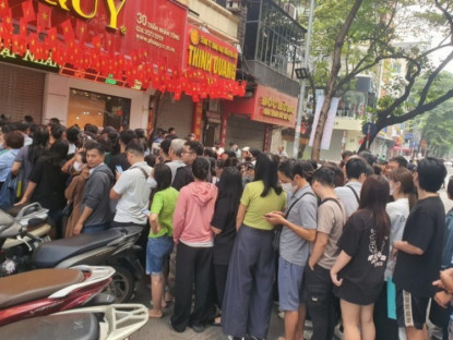 Kinh tế - Giá vàng liên tục giảm sâu, người mua bỏ cọc hàng trăm triệu đồng, không thèm lấy hàng vì thua lỗ