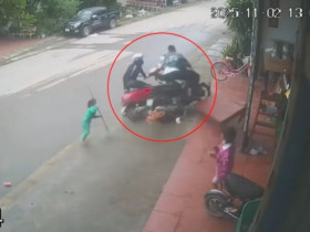 Clip: Thanh niên phóng như tên bắn, suýt đâm trực diện cháu bé và người phụ nữ