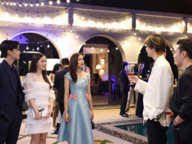 Bạn gái cũ gả vào hào môn luôn sỉ nhục tôi trong buổi họp lớp, nhưng bố chồng cô lại cung kính với tôi