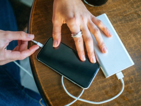 Pin sạc dự phòng và những lưu ý ứng phó bão số 13 cấp cuồng phong