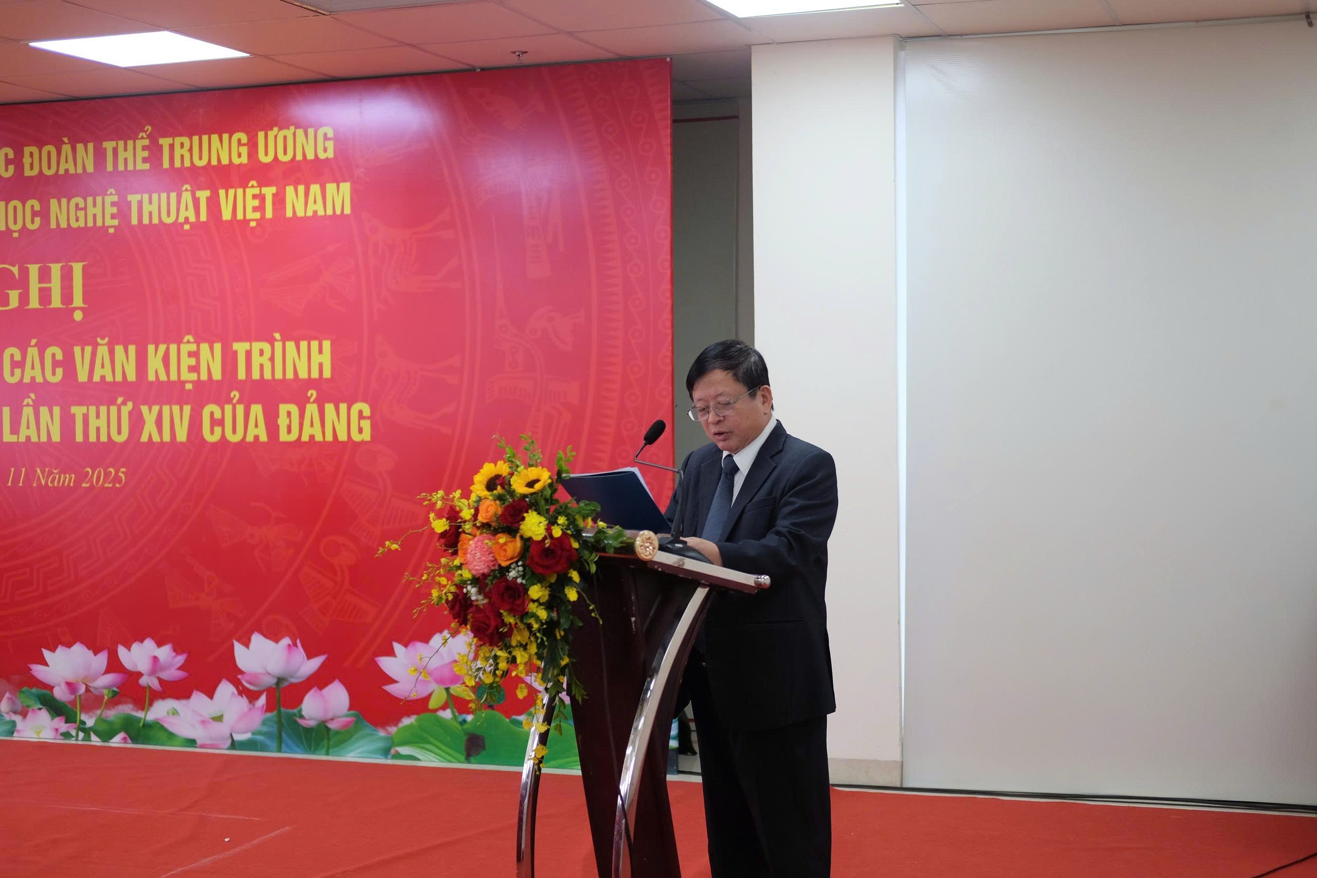 Ý kiến góp ý với dự thảo các văn kiện trình đại hội XIV của Đảng của Chủ tịch Liên hiệp các Hội Văn học nghệ thuật Việt Nam - 1