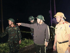 Phó Thủ tướng Trần Hồng Hà thị sát khu vực Quy Nhơn ngay trong đêm sau khi bão số 13 quét qua