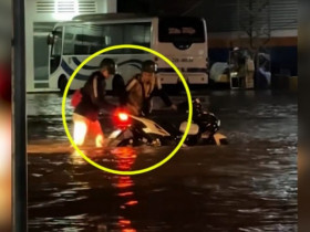 Clip: Hai thanh niên cố vít ga cực mạnh qua đường ngập và cái kết tê tái