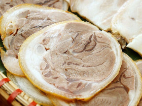 Luộc thịt chân giò, nhớ làm bước này thịt luôn trắng, ngon, đẹp mắt lại giòn sần sật