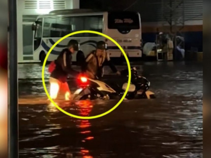 Giao thông - Clip: Hai thanh niên cố vít ga cực mạnh qua đường ngập và cái kết tê tái