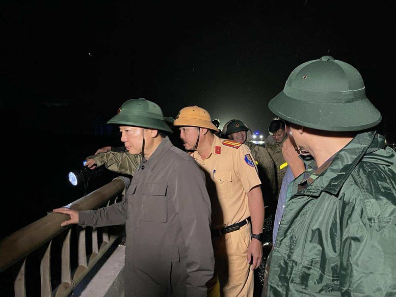 Phó Thủ tướng Trần Hồng Hà thị sát khu vực Quy Nhơn ngay trong đêm sau khi bão số 13 quét qua - 2