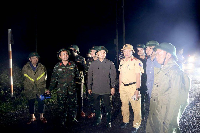 Phó Thủ tướng Trần Hồng Hà thị sát khu vực Quy Nhơn ngay trong đêm sau khi bão số 13 quét qua - 4