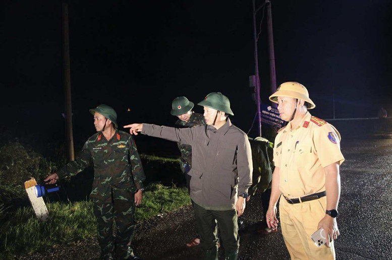 Phó Thủ tướng Trần Hồng Hà thị sát khu vực Quy Nhơn ngay trong đêm sau khi bão số 13 quét qua - 3