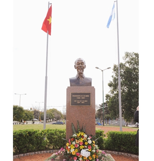 Tượng đài Bác Hồ lồng lộng giữa trời xanh Buenos Aires  - 2