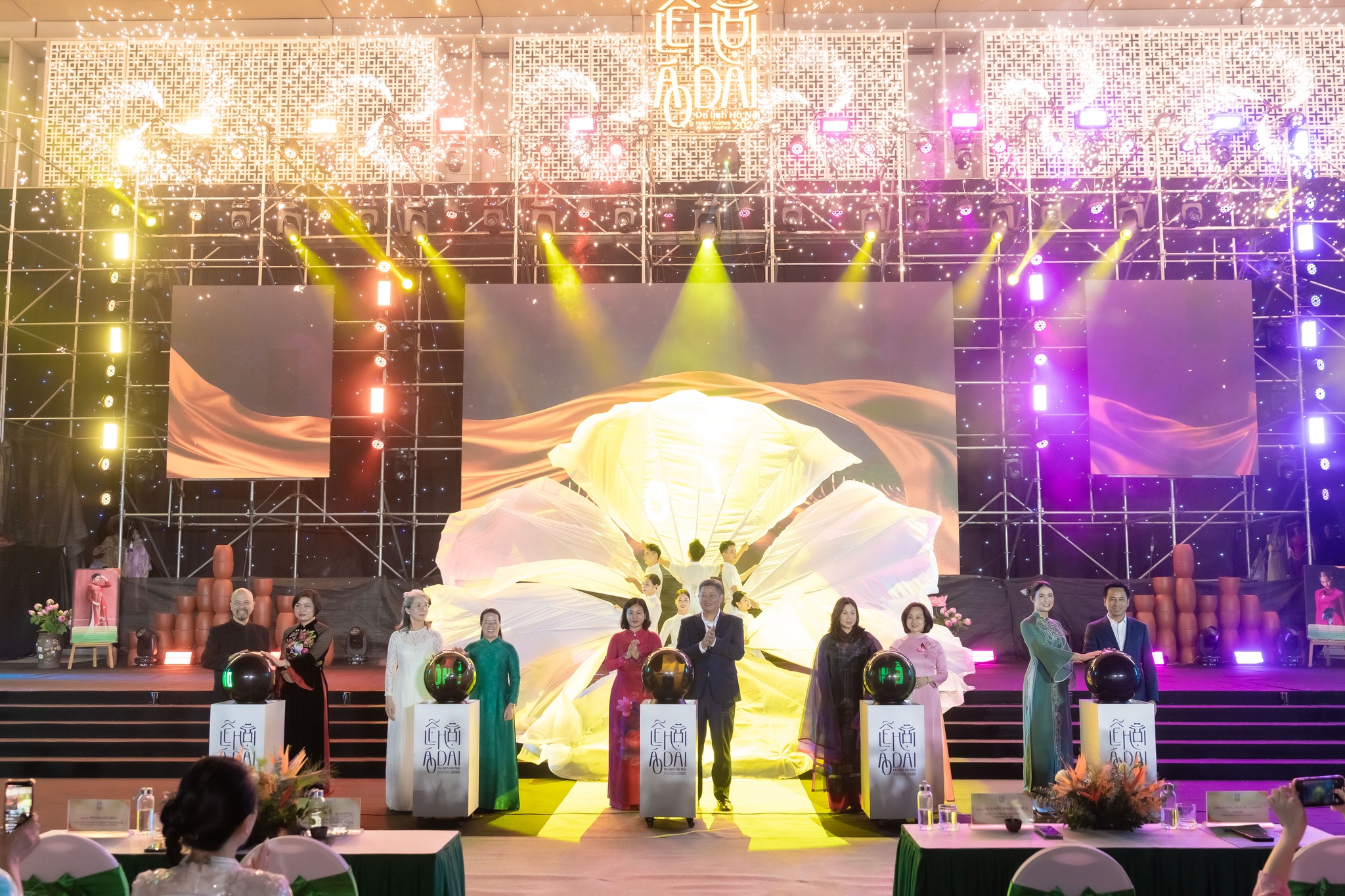 Lễ hội Áo dài Du lịch 2025: Khơi dậy niềm tự hào về tà áo dài Việt Nam - 1