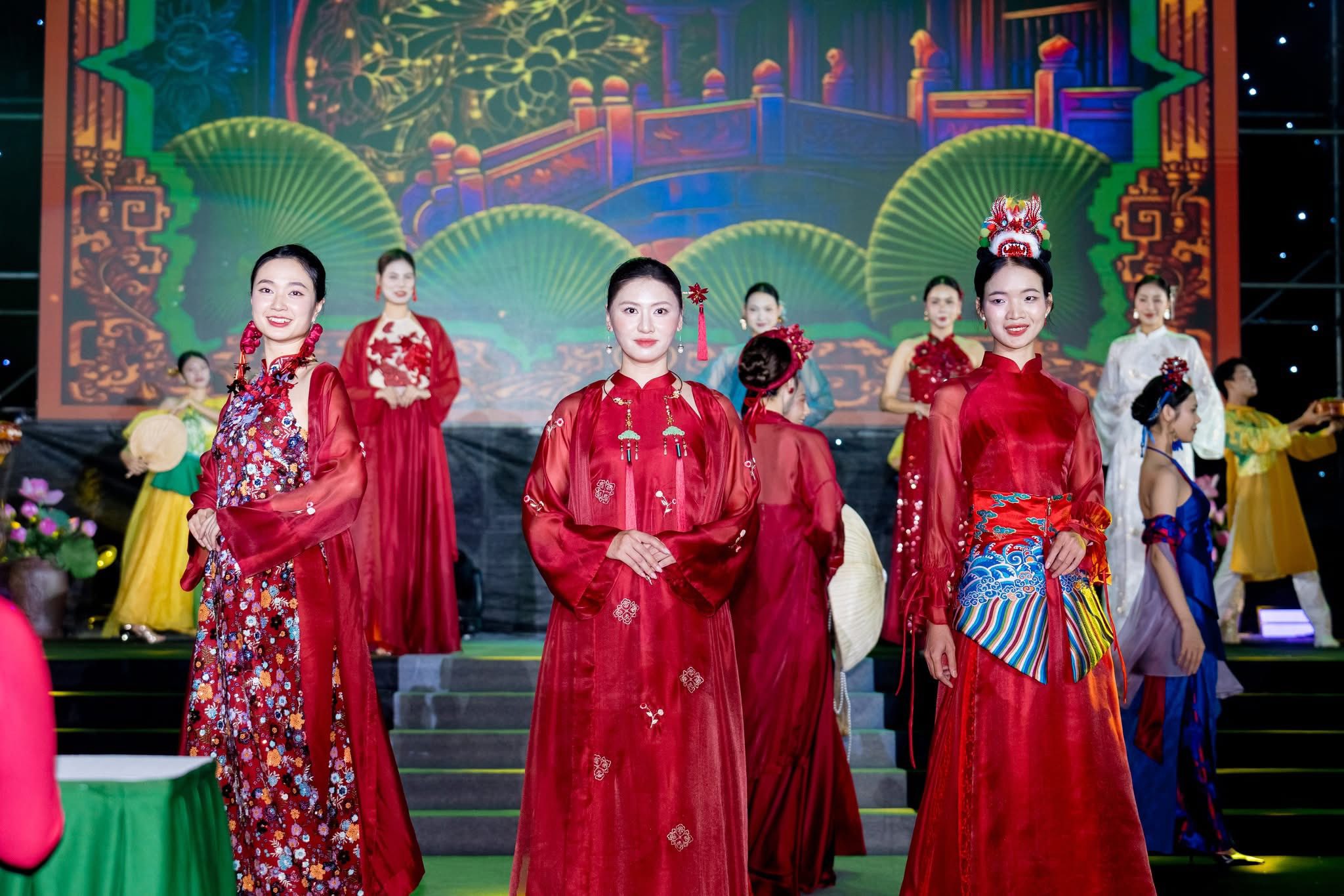 Lễ hội Áo dài Du lịch 2025: Khơi dậy niềm tự hào về tà áo dài Việt Nam - 3