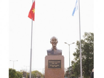Du lịch - Tượng đài Bác Hồ lồng lộng giữa trời xanh Buenos Aires 
