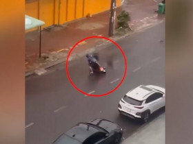 Clip: Kinh hoàng khoảnh khắc gió bão thổi bay cả người lẫn xe máy trên đường